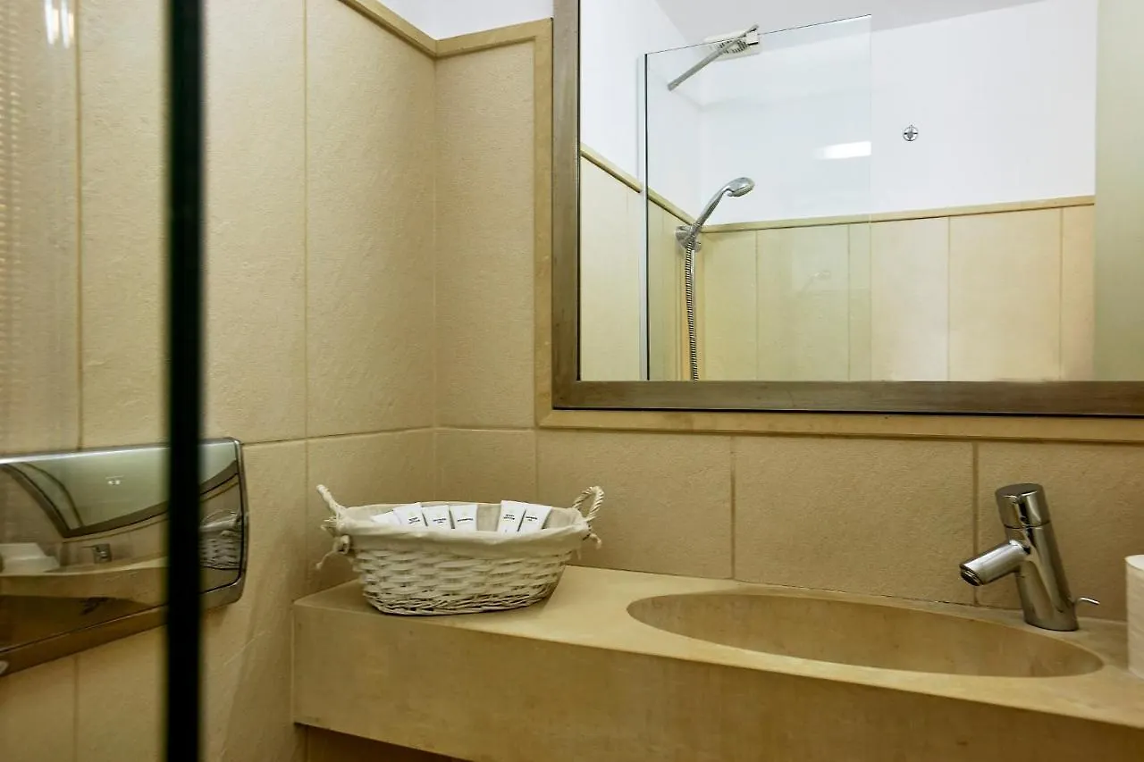 Vivian Art Apartments 레팀노