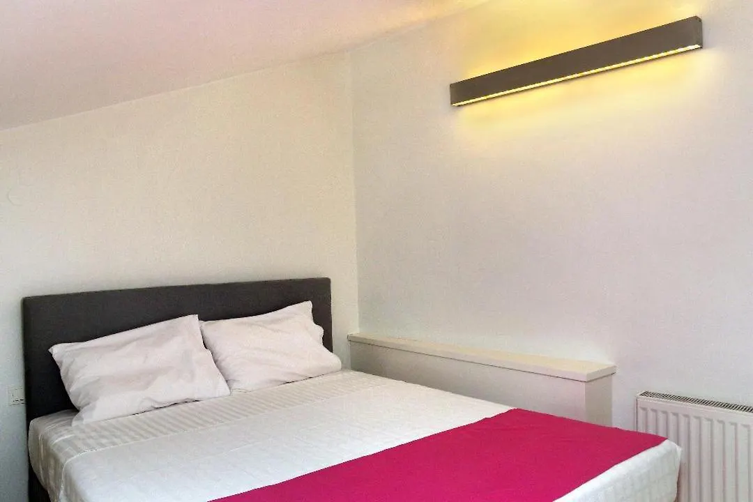 Vivian Art Apartments 레팀노 0*,